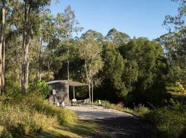 Hill Creek Tiny House 2 by Tiny Away，位于Perwillowen的酒店