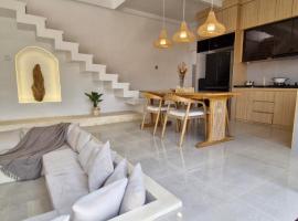 Peaceful 2BR House with Rice Field View Near Beach & Local Spots，位于Mendaya的酒店