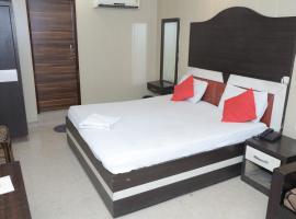 Hotel Happy Living，位于鲁德拉普尔的酒店