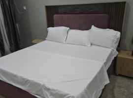 Moment hotel & suites，位于Idowu的酒店