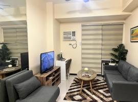 Cozy, aesthetic Pet friendly 1br Condo with balcony in Pasay with Manila Bay View Near MOA & Okada WFH ready Free Pool Acces Gym and Sauna，位于马尼拉的分契式公寓