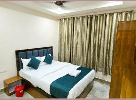 VNS - HOTEL PREMIUM RUDRA GUEST HOUSE - Warm Hospitality & Comfortable room In Varanasi - Near Kashi Vishwanath Temple - BEST HOTEL IN VARANASI，位于瓦拉纳西的酒店