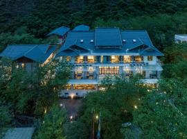 Between Trees and Streams，位于九寨沟的酒店