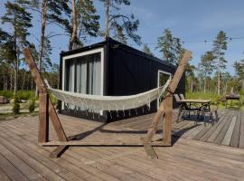 Männikumereääre with sea view and private beach，位于Kõrgessaare的酒店