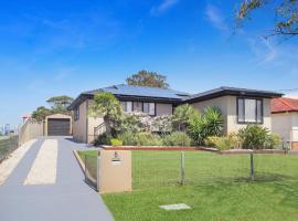 Sunny Shores Retreat Spacious & Relaxing Escape，位于Lake Illawarra的酒店