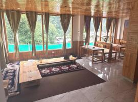 The Pahadi Soul Stay and Café，位于Shoja的酒店