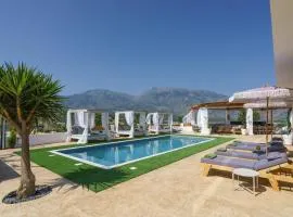 Villa Yammas, 5-Bedroom Stone Villa with Private Pool, Walking distance from Beach