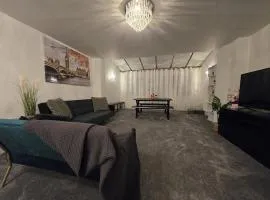Peaceful four bed town house Free parking Windsor Heathrow