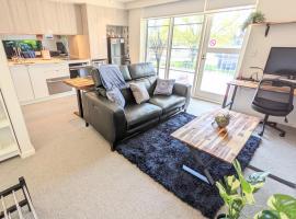 Bunduluk - Chic cosy apt, WiFi, Netflix, walk to food & shops，位于Turner的酒店