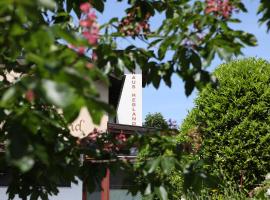 Haus Rebland Urlaubsglück-Hotel，位于巴登-巴登巴登机场 - FKB附近的酒店