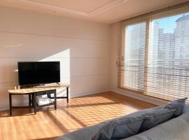 Large Apt, Awesome nature nearby, Pangyo，位于城南市的酒店