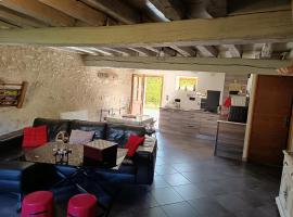 L'Écurie de Lili entre Bourges et Sancerre，位于Azy的酒店