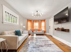 Modern 6BR Near Syracuse U, Destiny & Zoo Sleeps 18，位于锡拉丘兹的酒店