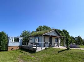 Kevade talu puhkemaja，位于R&auml;msi的带热水浴缸的酒店