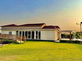 Shreehans Farms in Noida top covered Pool Lawn，位于大诺伊达的酒店