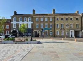 Stunning & spacious Georgian town house in St Neots town centre with parking