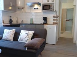 Modern apartment!，位于阿兹布鲁克的酒店