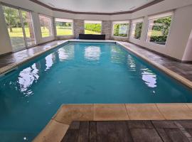 Villa avec piscine privée interieure chauffée，位于Monchy-Breton的酒店