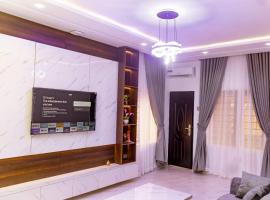 Crowned Crest Apartments，位于Akowonjo的自助式住宿