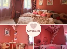 LE LOVE-ROOM, Jacuzzi, Hyper-centre，位于马孔的酒店