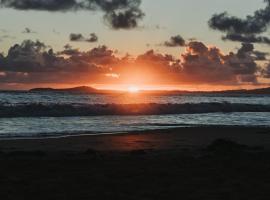 Seaside Apartment Steps to Breathtaking Sunrise，位于卢基约的酒店