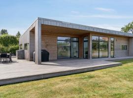 Sea View And Comfort In Architect-Designed Home，位于桑德维格的酒店