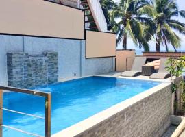 Exclusive Beachfront House with Pool，位于Lobo的别墅