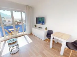 55E - Superbe studio climatisé entièrement rénové au 5ème et dernier étage sur le bord de Mer de Menton