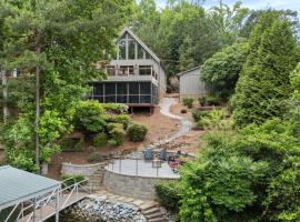 Lakefront Keowee Home with Dock, 14 Mi to Clemson，位于塞尼卡的酒店