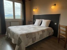 Logis Hotel Au Rendez-vous des Chasseurs，位于Noirétable的酒店