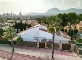 Villa Mis 5 Amores con piscina，位于贝尼多姆的酒店