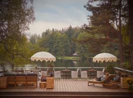 Saarjärve Villa järve ääres 28-le, 8 magamistuba，位于Tromsi的酒店