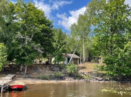 Cozy house in entire private Island Mocklen lake，位于艾尔姆胡尔特的酒店