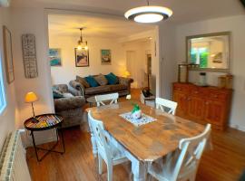 3 bed family house with garden in charming estuary village，位于Saint-Seurin-dʼUzet的酒店