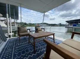 The Black Dog. Houseboat In DT Knox