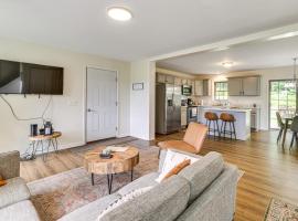 Pet-Friendly Lebanon House with Lake Access!，位于Lebanon的酒店