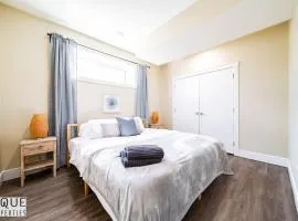 Sanctuary Suite - KingBed - Wifi - Near WEM - Rogers