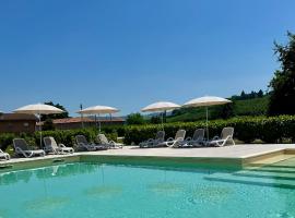CASCINA SANT'ANTONIO，位于阿尔巴的带泳池的酒店