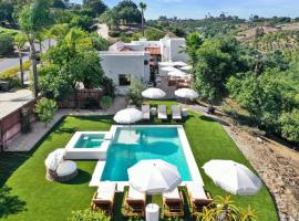 Luxury 5 bedroom Wine Retreat Fallbrook Villa sleeps 12，位于福尔布鲁克的酒店