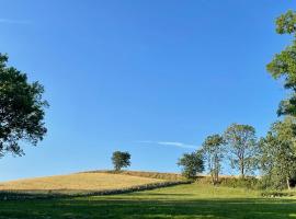 Håkansgården, beautiful views in the middle of Österlen，位于Gärsnäs的酒店