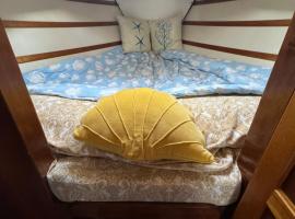 Expérience fantastique de dormir bercé par la mer près de Barcelona，位于卡斯特尔德费尔斯的船屋
