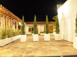 Hotel Madera y Tierra，位于Tame的酒店