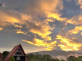 Chalets Vistas del Poas，位于埃雷迪亚的带停车场的酒店