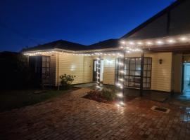 Two separate rooms at 34 Clarevale，位于北克莱顿的酒店