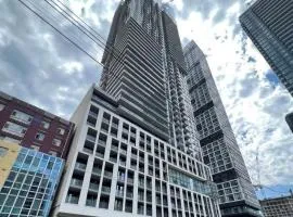 Royal BnB 1 Bed 1 Den Pristine Downtown Toronto Retreat