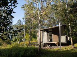 Hill Creek Tiny House 2 by Tiny Away，位于Perwillowen的小屋