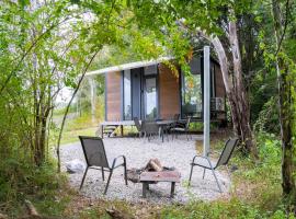 Hill Creek Tiny House 3 by Tiny Away，位于Perwillowen的小屋