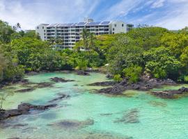 Direct Oceanfront Mauna Loa Shores Honu Elua #508 next to Carlsmith Beach park, Hilo HI，位于希洛的酒店