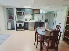 Private Family Walkout Basement - 2 queen beds & full bath