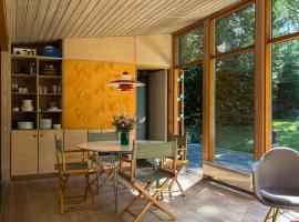 Architect-Designed Wooden House In Tisvilde Lunde，位于齐斯维勒莱厄的酒店